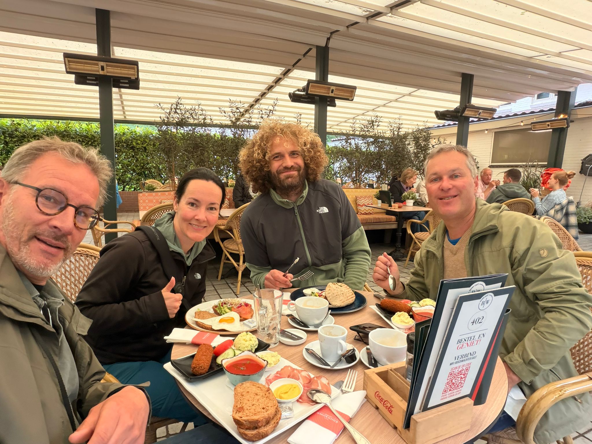 Lunch bij de Boschwachter, met uitzicht op de Middelste Bonte Specht. Van links naar rechts: David, Bianca, Niels en Rutger. Foto: David Janssens Team Wouw aan de lunch op het terras van de Boschwachter, van links naar rechts David, Bianca, Niels en Rutger